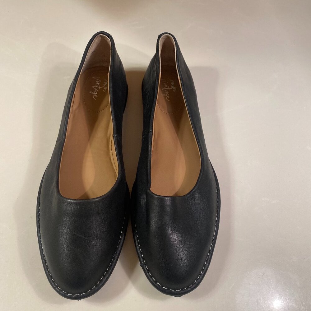 Black leather flats - size 8.5 - trendy and comfortable Crown Vintage